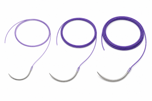 Tres suturas Ethicon MONOCRYL PLUS violetas con aguja CT-1, calibres USP 1, 0 y 2-0, sobre fondo blanco