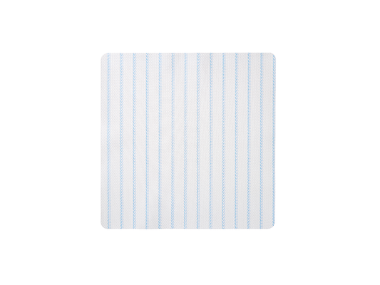 Malla Ethicon PROCEED PCDM1 cuadrada 15 × 15 cm, lado de polipropileno con franjas azules, sobre fondo blanco