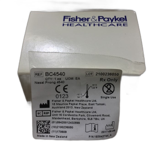 Fisher & Paykel BC4540-10, cánula nasal para CPAP de 4.5 mm / 4.0 mm, sobre fondo blanco
