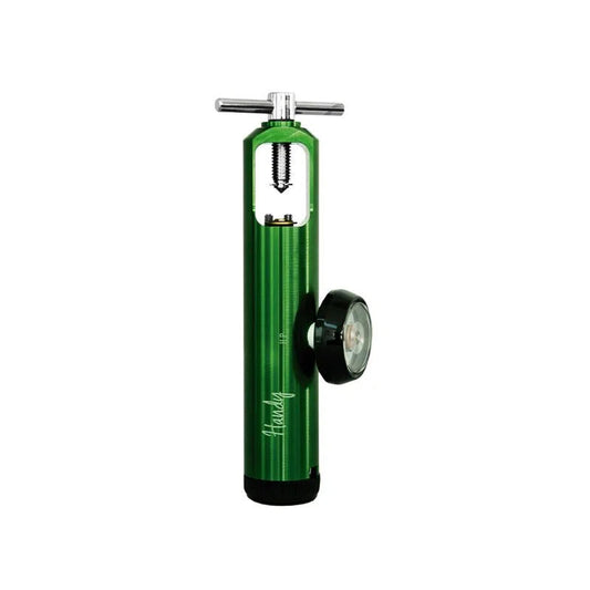 Regulador de oxígeno Handy 1010L verde, con mango en T, tornillo de sujeción y manómetro lateral.