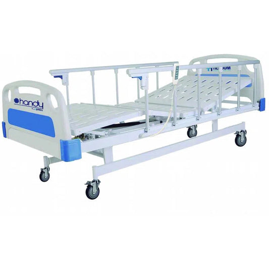 Cama hospitalaria eléctrica Handy C3238-2 con paneles ranurados, barandales, cabecera, piecera, ruedas y mando.