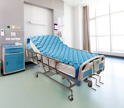 Colchón de burbujas Handy CC01 sobre una cama de hospital, con la bomba en la piecera; la cama no se incluye