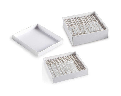 Fotografía oficial de la familia de cajas Heathrow para microtubos de 0.2 y 0.5 mL, blanca; se muestran ambos formatos con tubos ilustrativos no incluidos