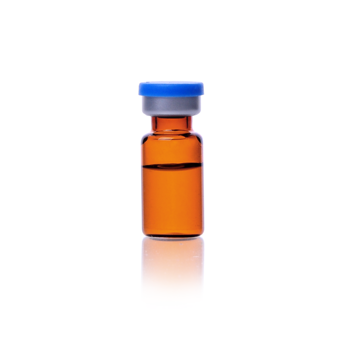 Kit WHEATON COMPLETEPAK de vial ámbar, tapón Ultra Pure Serum y sello Flip azul; montaje ilustrativo. Presentación y contenido por referencia: WHE-W991000-CPA, WHE-W991000A-CPMP.