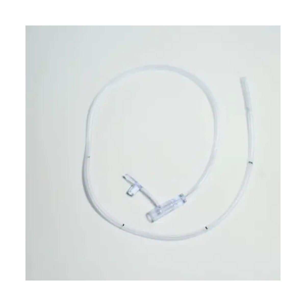Sonda de alimentación infantil IPM 731, 8 Fr y 38.5 cm para alimentación enteral sobre fondo blanco
