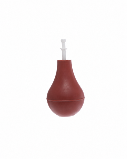 Jeringa de pera Edigar No. 6 de hule natural rojo — fondo blanco