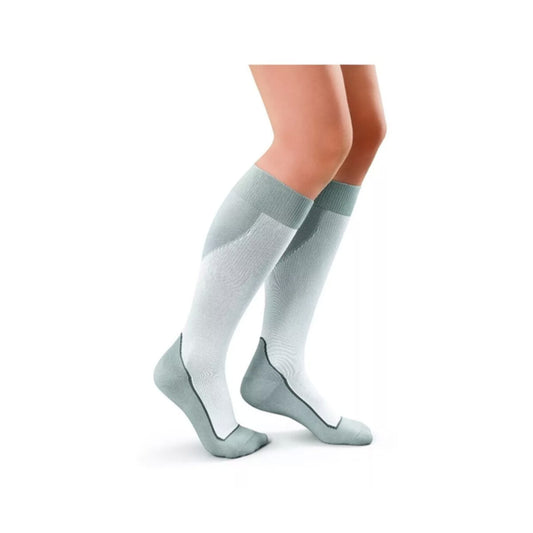 Media de compresión Jobst Sport a la rodilla sobre fondo blanco
