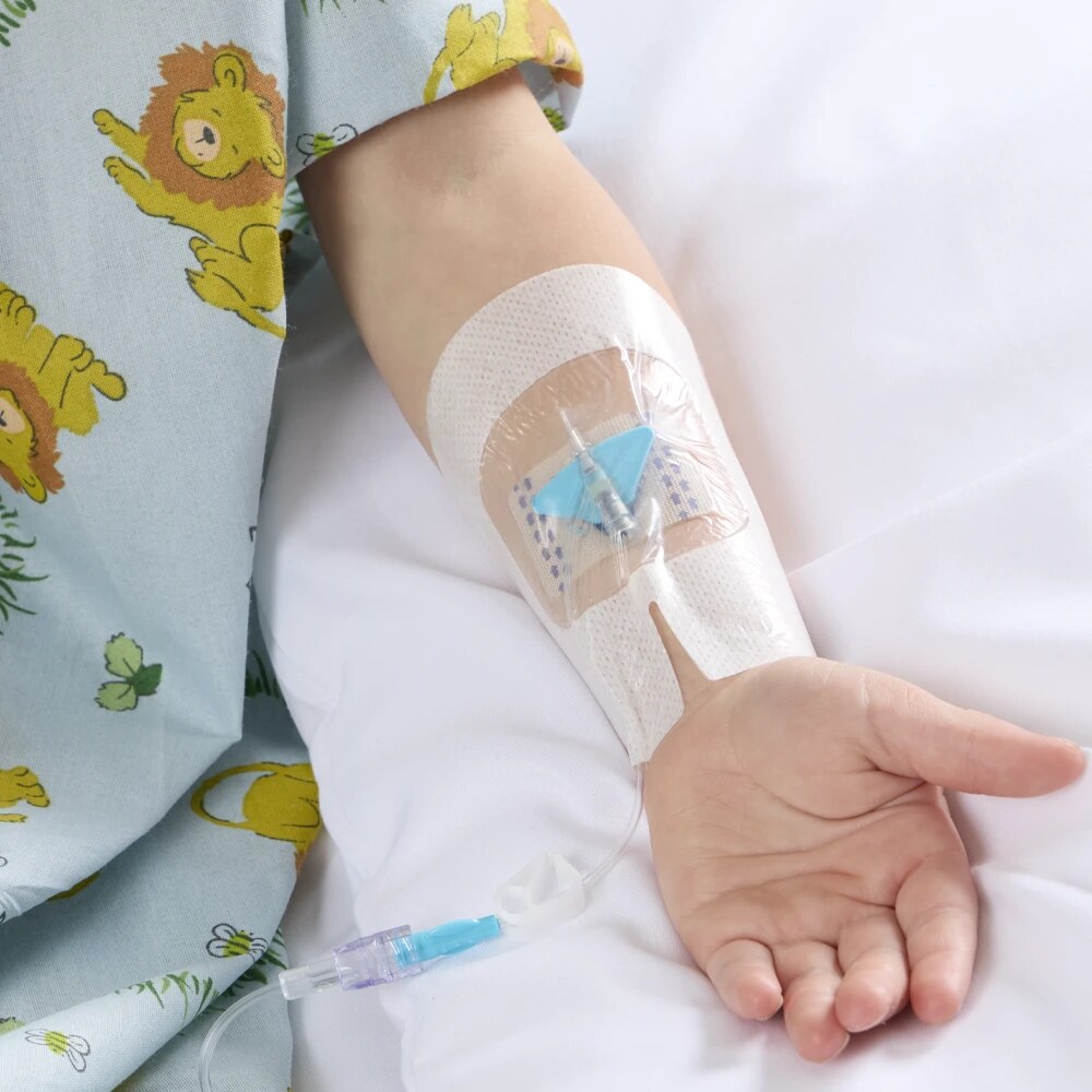 Fijador FlexGRIP Jr. NEX colocado en el brazo de un paciente pediátrico