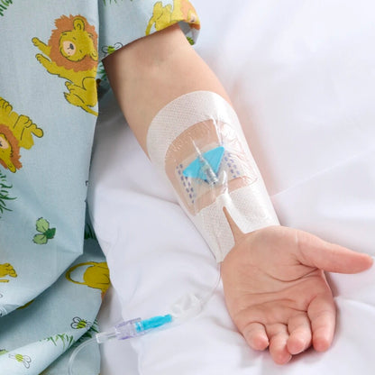 Fijador FlexGRIP Jr. NEX colocado en el brazo de un paciente pediátrico