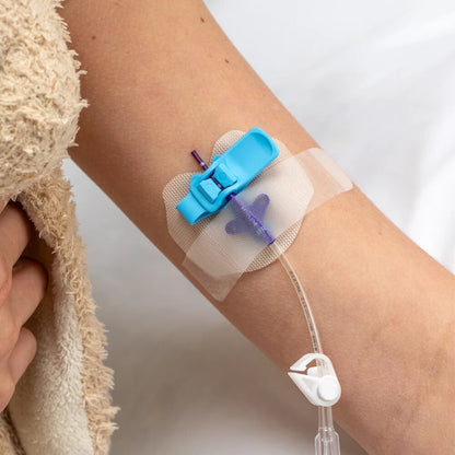 Fijador FlexGRIP Jr. PICC colocado en el brazo de un paciente pediátrico