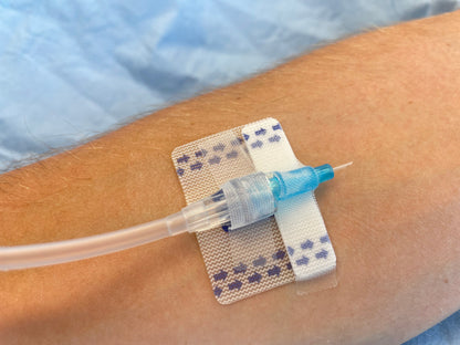 Fijador FlexGRIP Jr. PIVC colocado sobre un catéter intravenoso periférico en el antebrazo