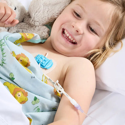 Fijador universal FlexGRIP Jr. colocado en el brazo de una paciente pediátrica