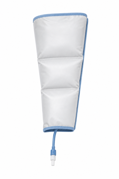 Funda de compresión Kendall SCD Comfort para rodilla, con tubo de conexión, sobre fondo blanco