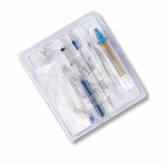 Set Arrow para neumotórax 8 Fr con aguja 18 G, jeringa y válvula de Heimlich, bandeja sobre fondo blanco