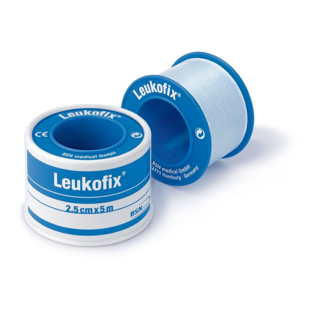 Dos rollos Leukofix 2.5 cm × 5 m: carrete azul y carrete con etiqueta, sobre fondo blanco