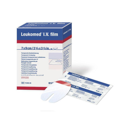 Leukomed I.V. film REF 72390-05, caja con 50 apósitos de 7 × 9 cm, junto al sobre REF 72390-03 de 8.5 × 11.5 cm