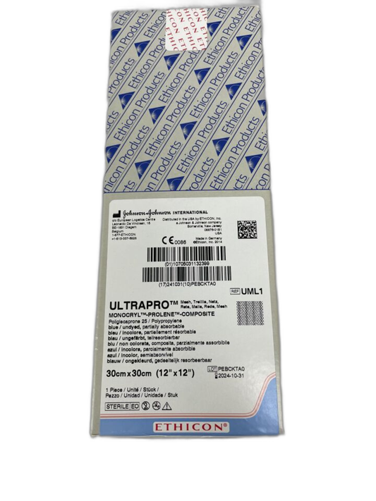 Malla quirúrgica Ethicon ULTRAPRO UML1 de 30 × 30 cm, sobre fondo blanco