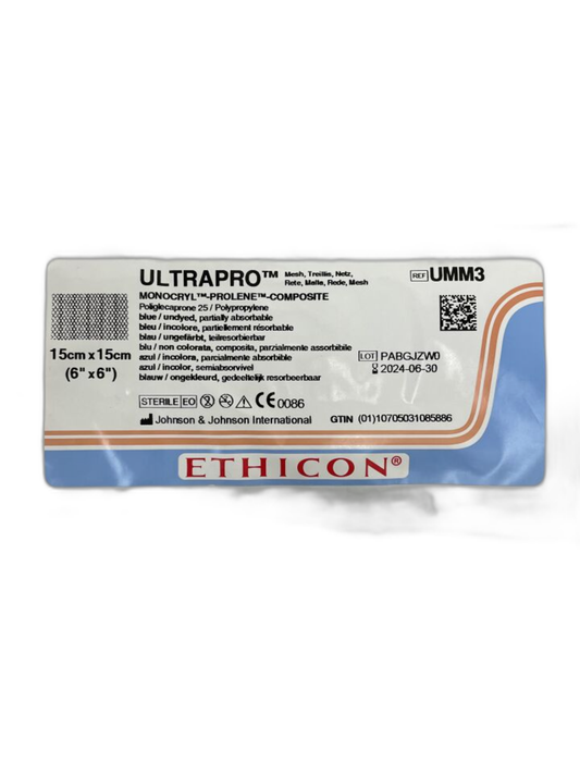 Malla quirúrgica Ethicon ULTRAPRO UMM3 de 15 × 15 cm, sobre fondo blanco