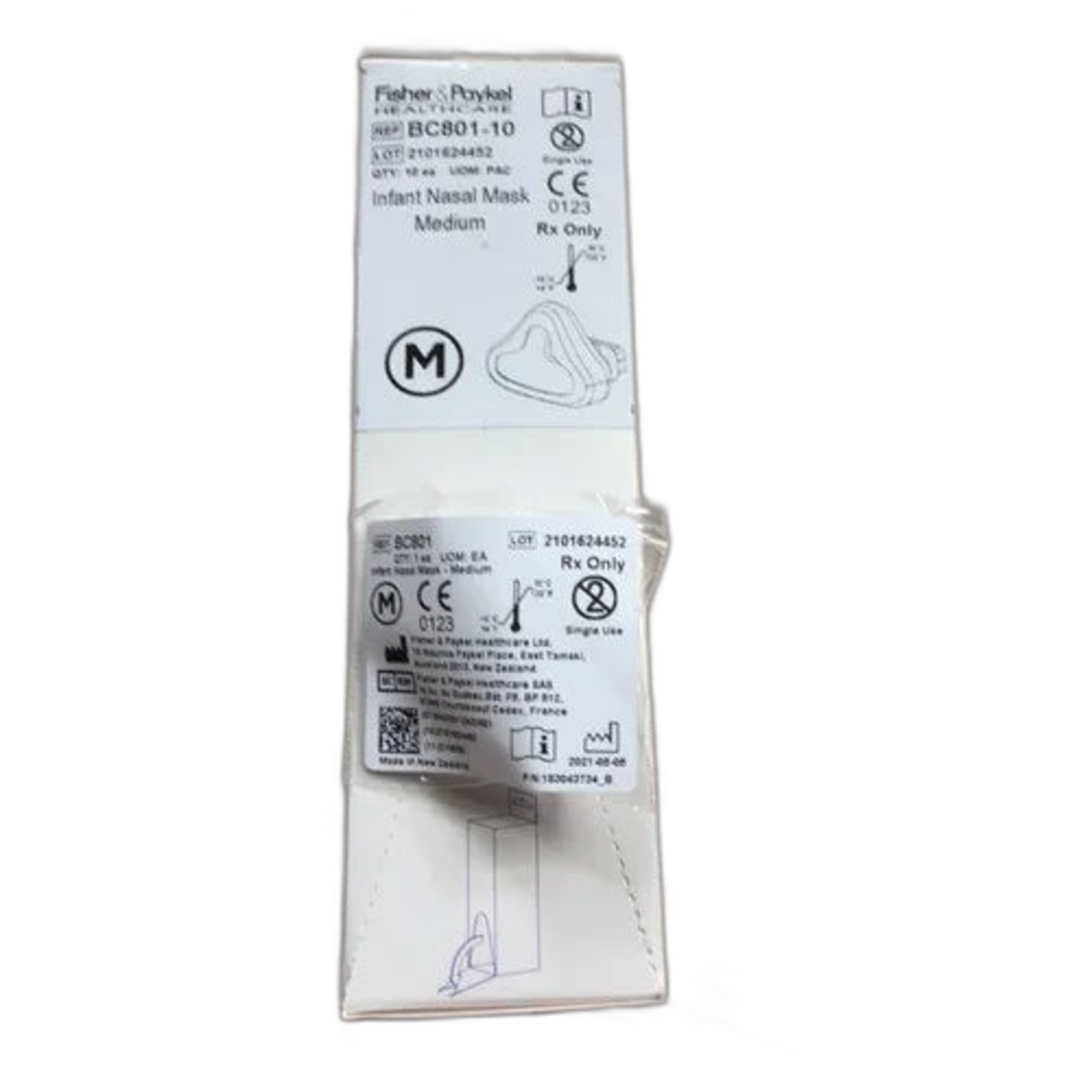 Mascarilla nasal Fisher & Paykel FlexiTrunk BC801-10 para CPAP, sobre fondo blanco
