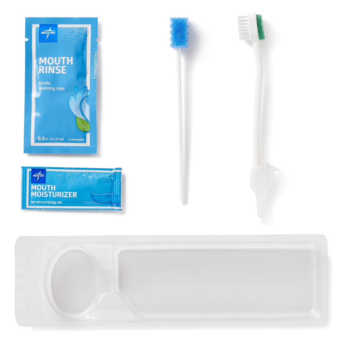 Kit de succión oral Medline MDS096572 con cepillo, hisopo azul, sobre de enjuague y gel hidratante sobre fondo blanco