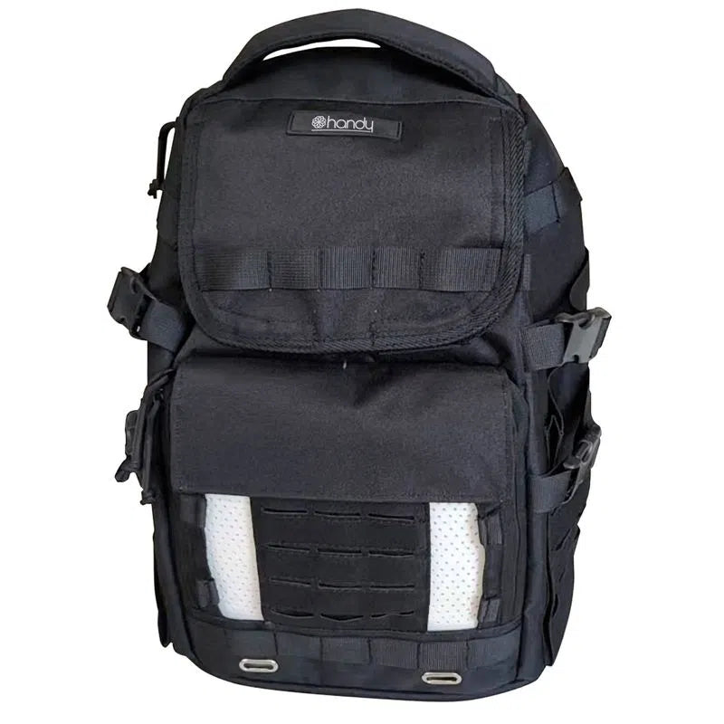 Mochila negra Handy M7F7 de frente, con solapa, bolsillo de malla y asa