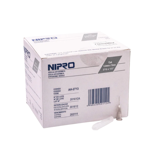 Nipro AH-2713, aguja hipodérmica 27G × 13 mm gris, caja con 100 piezas sobre fondo blanco