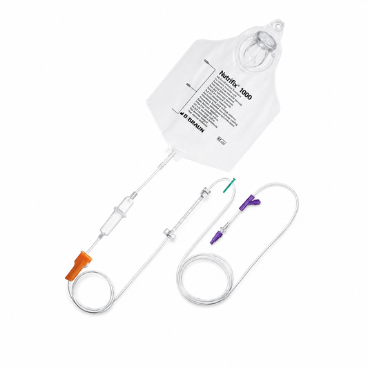 B. Braun Infusomat Space 8250839SP con bolsa Nutrifix de 1000 ml y línea enteral, sobre fondo blanco