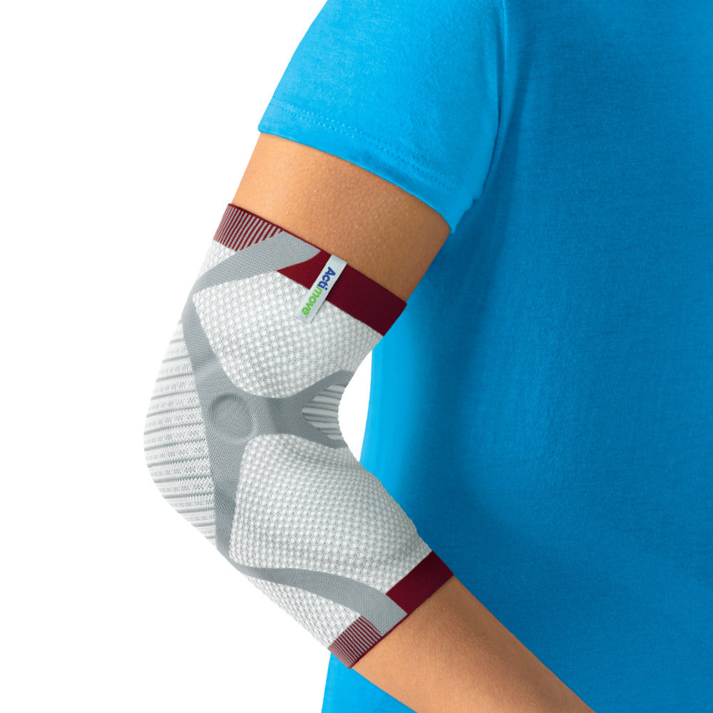 Actimove EpiMotion colocada en el codo, etiqueta Actimove visible