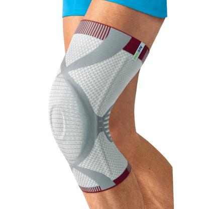 Actimove GenuMotion colocada en la rodilla, etiqueta Actimove visible