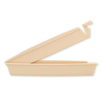 Pinza Hollister 8770 beige abierta, con bisagra, sobre fondo blanco