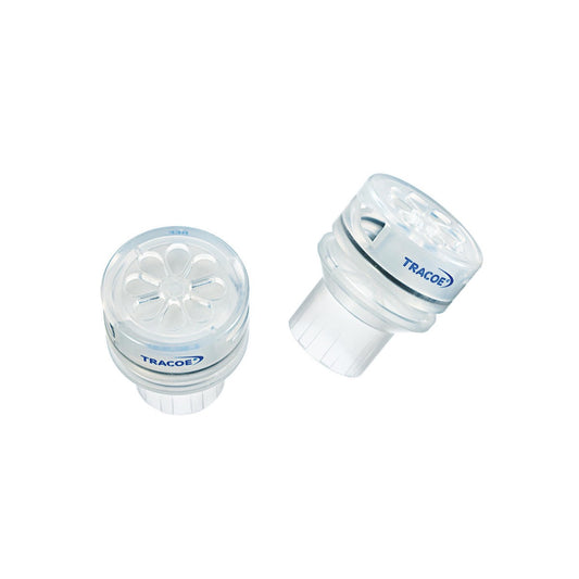 Válvula fonatoria TRACOE Phon Assist I REF 650-T transparente con conector de 15 mm y orificios laterales, sobre fondo blanco
