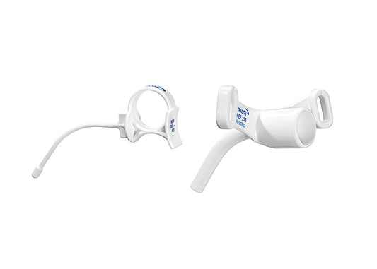 Cánula de traqueostomía TRACOE Mini REF 355 para niños, sin balón, con obturador anular, sobre fondo blanco