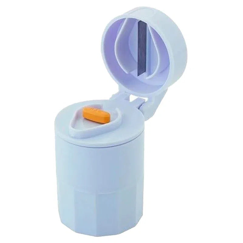 Pastillero triturador Handy PST-T abierto, con cuchilla en la tapa y un comprimido en la cavidad