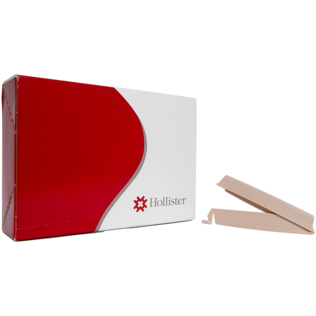 Caja Hollister 8770 con pinza beige para bolsa de ostomía drenable, sobre fondo blanco