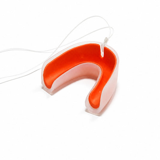 Protector dental para procedimientos clínicos sobre fondo blanco