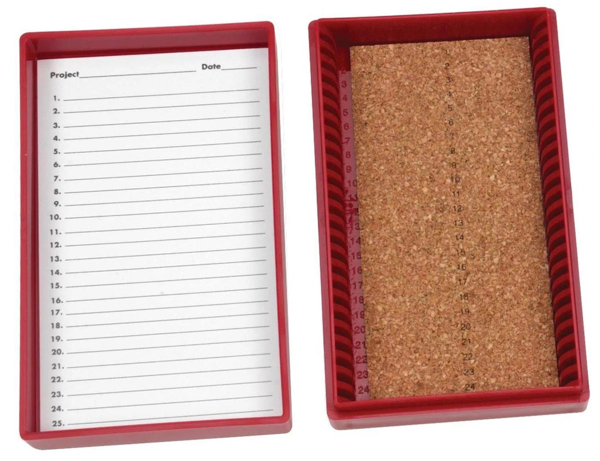 Caja Heathrow Scientific HS15989C rojo de 25 posiciones con revestimiento de corcho; portaobjetos no incluidos