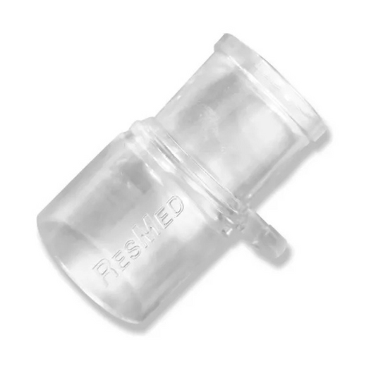 Conector de puerto de presión distal ResMed 61121. Fotografía completa de una pieza con la marca ResMed visible.