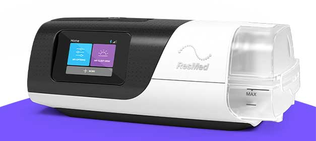 Equipo ResMed AirSense 11 AutoSet con cubeta de humidificación. Fotografía original completa del fabricante.