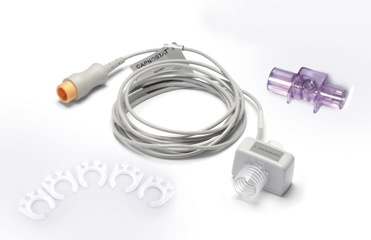 Fotografía original completa del kit Respironics CO₂ mainstream 6800-30-50613: sensor Capnostat con cable, adaptadores de vía aérea y clips de sujeción.