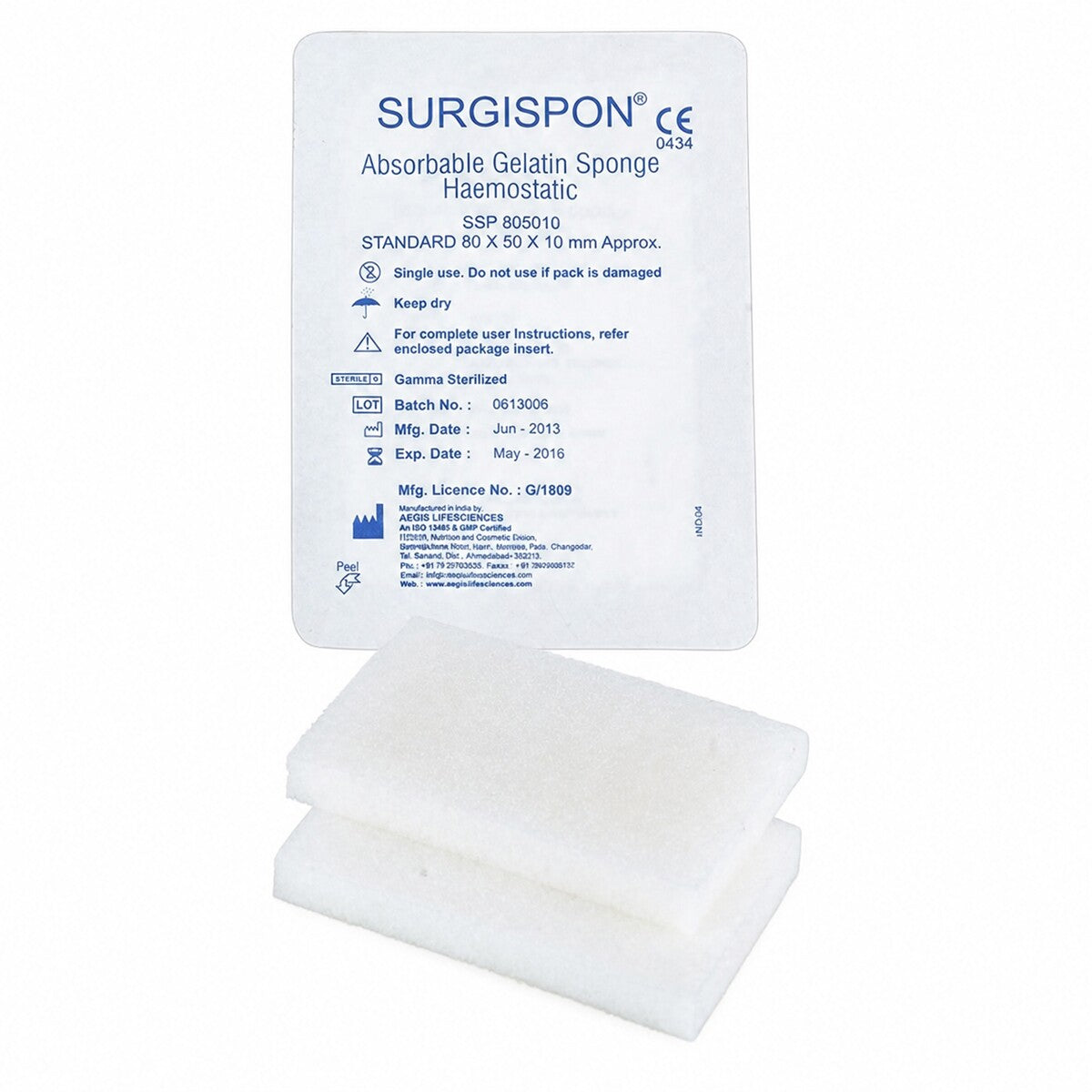 Sobre estéril Surgispon Standard SSP-805010, esponja 80 × 50 × 10 mm sobre fondo blanco
