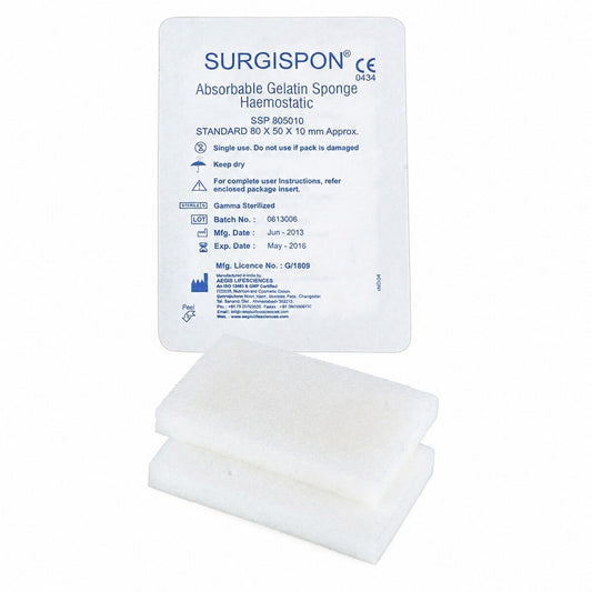 Surgispon esponja hemostática absorbible estándar 80 × 50 × 10 mm, sobre fondo blanco