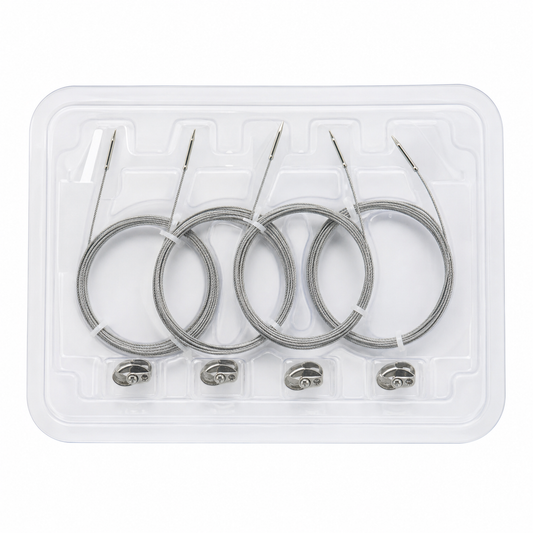 Imagen ilustrativa optimizada: Zimmer Biomet 400-425, cuatro cables esternales de acero inoxidable de 1.1 mm con agujas de corte cónico y cuatro abrazaderas, sobre fondo blanco