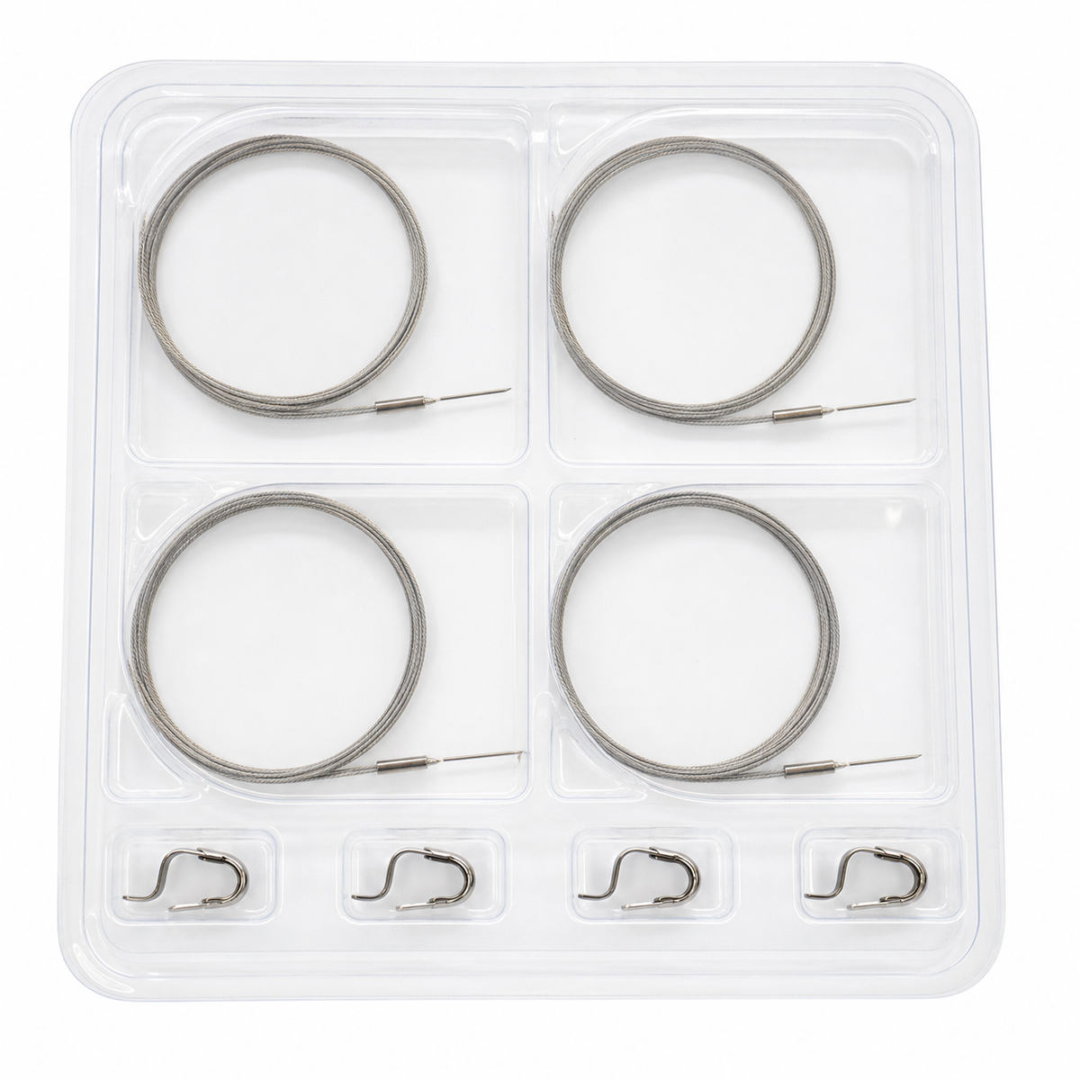 Imagen ilustrativa optimizada: Zimmer Biomet 400-689, cuatro cables esternales de acero inoxidable de 1.1 mm con agujas cortantes y cuatro abrazaderas, sobre fondo blanco