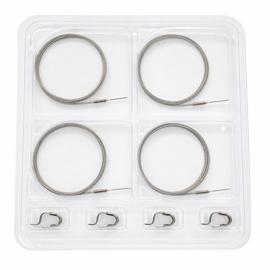 Imagen ilustrativa optimizada: Zimmer Biomet 400-689, cuatro cables esternales de acero inoxidable de 1.1 mm con agujas cortantes y cuatro abrazaderas, sobre fondo blanco
